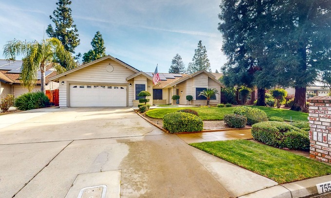 Raisin House | Palm tree retreat - pool, hot tub, putting green & firepit - dog-friendly