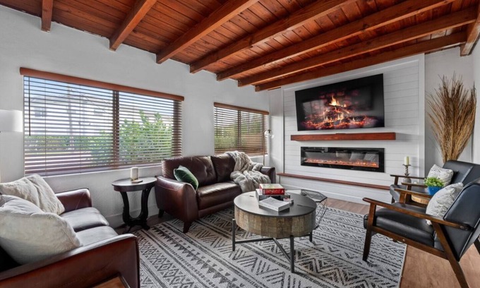 Central Business District House | Palm Vista House – Your South Florida Work Hard Play Hard Retreat!