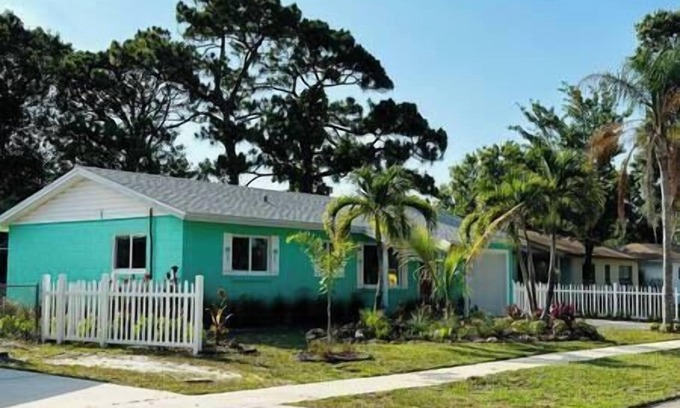 Vero Beach South House | PalmeBleu Pool, EV, King, Ping Pong 15 Min Beach