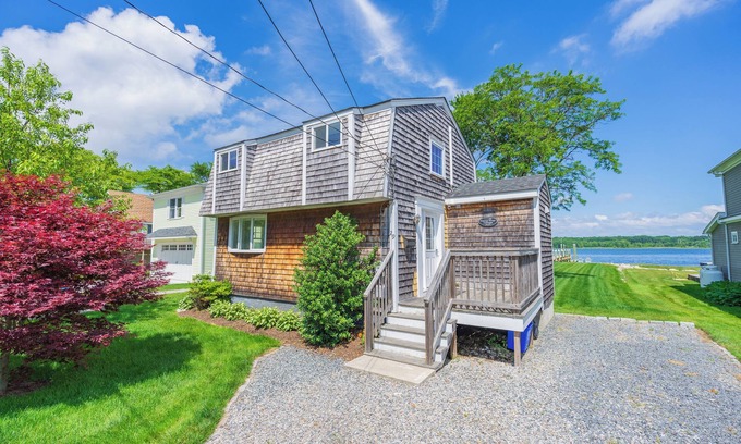 Barrington House | Palmer River All-Season Waterfront Cottage w/Dock & Views