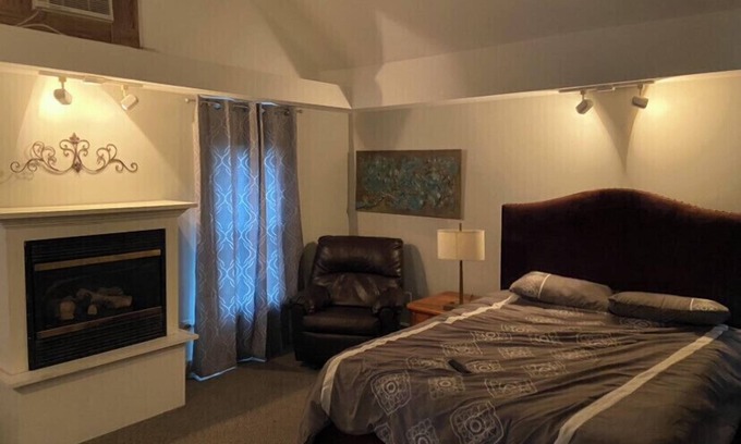 Baldwinsville Apartment | Palomino Upper level Farm House near Village,
