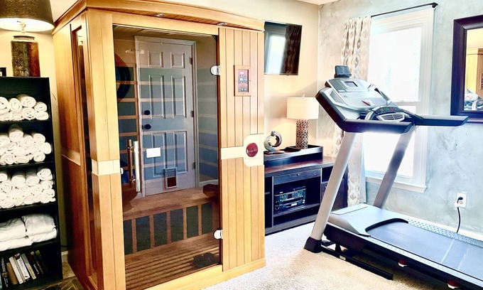 Greensboro House | Pamper Yourself in a Spa like home (Hot tub, Sauna, Mini-Gym) Great location!