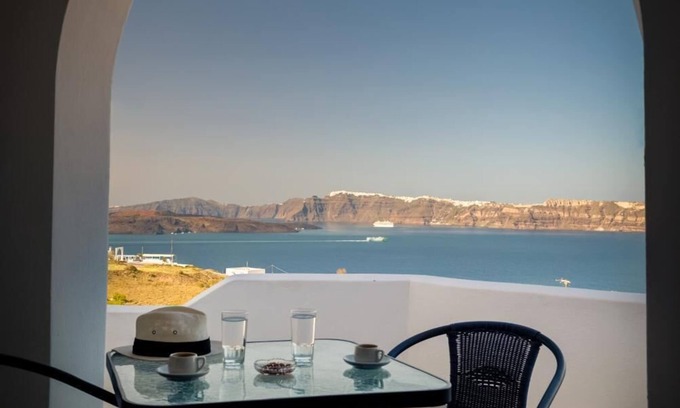 Akrotiri Hotel | Pancratium villas & suites