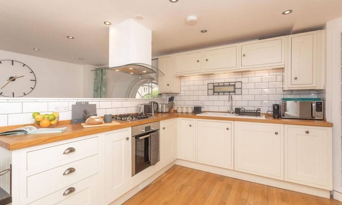 Bath Apartment | Panda Sanctuaries, Kensington Chapel Apartment