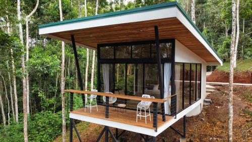 Penjamo Bed & Breakfast | Pandanus Lodge & Retreats Bungalow Heliconia