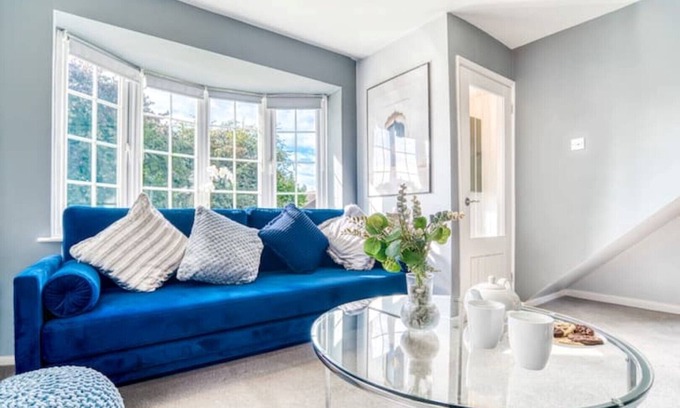 Nuneaton House | Pangbourne House: Cosy & Stylish