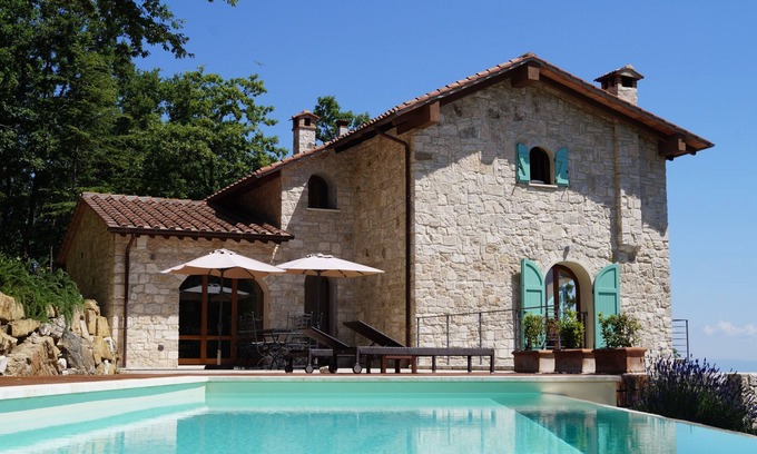Sarteano Villa | Panorama and infinity pool in the Siena Province, south of Montepulciano