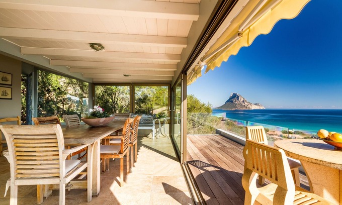 Porto Taverna Apartment | Panorama unico e a pochi metri dalla spiaggia available in August