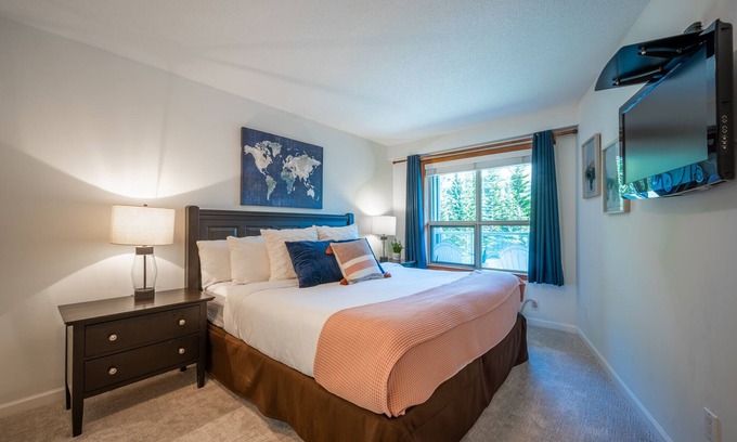 Upper Village Apartment | ❄︎Panorama Suite ❄︎Luxe Ski in/out 1 BR - 3 Hot Tubs & Pool | The Aspens