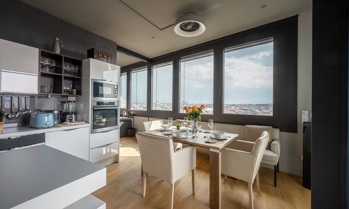 Neulerchenfeld House | Panorama suite with a view over the imperial city of Vienna