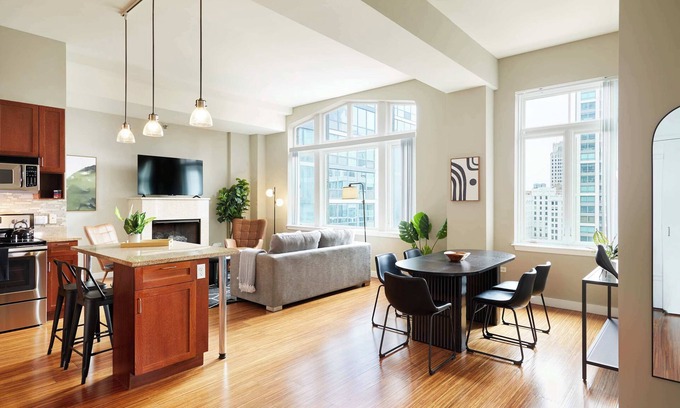 Downtown Chicago Apartment | Panoramic 2BR Penthouse in the Sky | Roof Deck