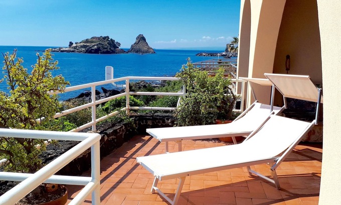 Aci Trezza Apartment | Panoramic apartment on the sea