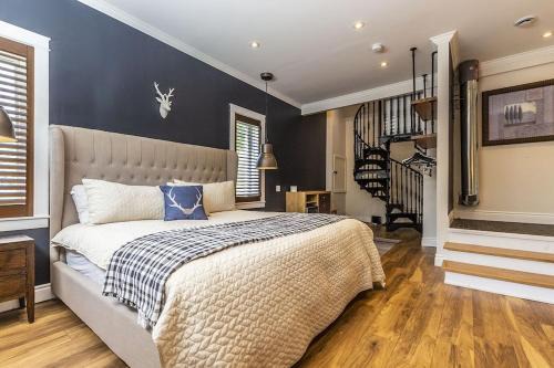 Swiss Meadows Ski Chalet | Panoramic-Blue Mountain-Balcony-Sauna-Backyard-King