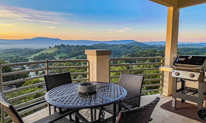 Sevierville House | Panoramic Mountain Range Views! Spacious 2 King BR Chalet w/Garage, Jacuzzi, WiFi & Free Tickets