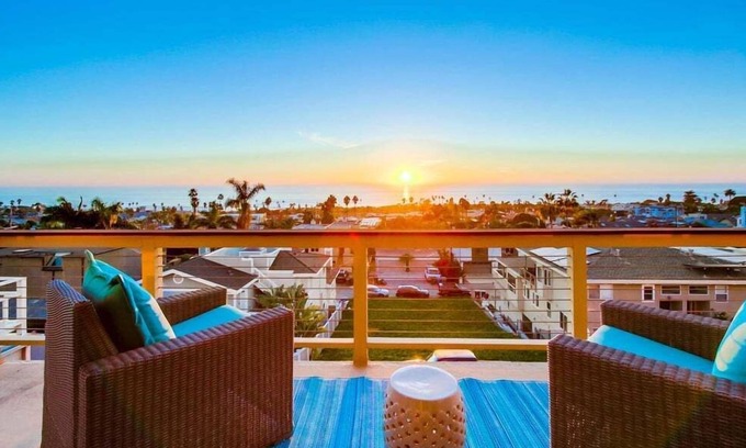 Cardiff-by-the-Sea House | Panoramic Ocean Views * Walk to Beach * AC