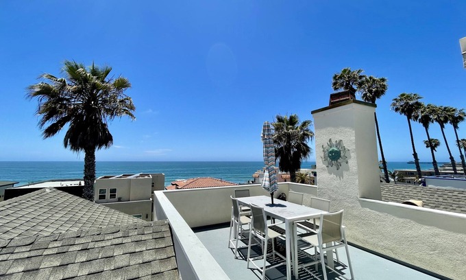 South Oceanside House | Panoramic ocean view and stunning sunsets in Oceanside with EV charger & AC!