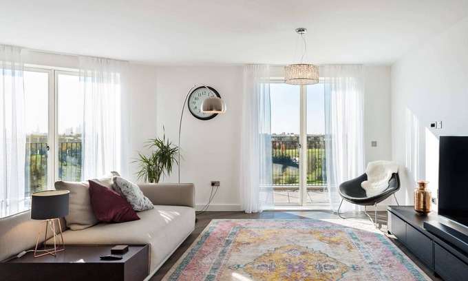 Stratford and New Town Apartment | Panoramic Park And City Penthouse Retreat