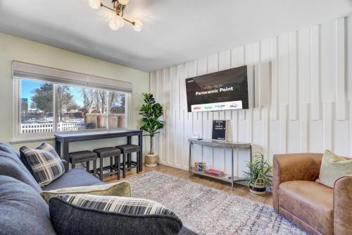 Central Colorado Springs House | Panoramic Point - Downtown King Full Kitchen