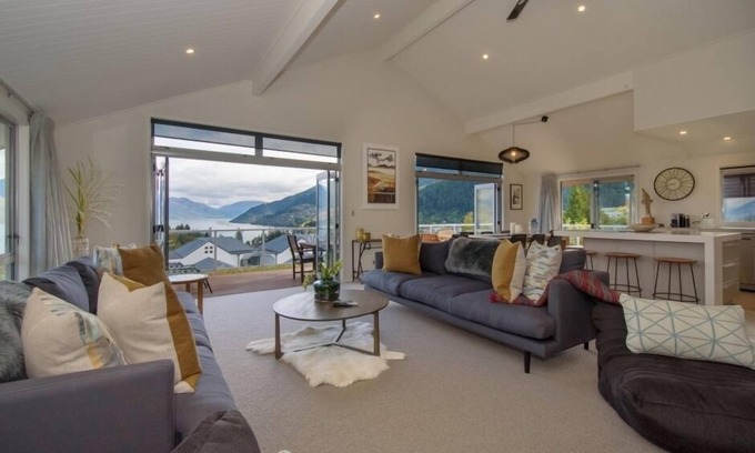 Queenstown City Centre House | Panoramic Queenstown Holiday Home, stunning lake & mountain views, walk to town.