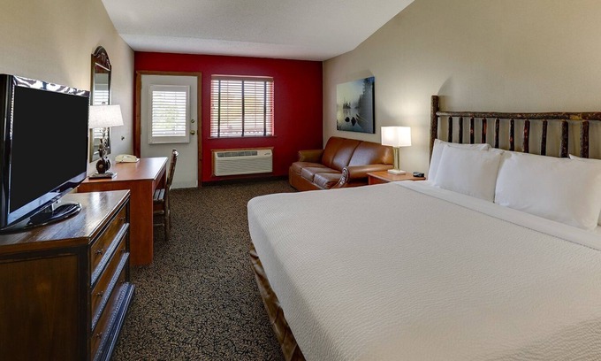 Peoria Hotel | Panoramic Riverside Views from Spacious Suites in a Rustic Atmosphere