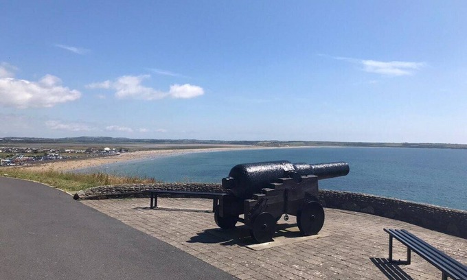 Tramore House | Panoramic Sea Views / Two Storey Detached Residence Private Garden & Parking