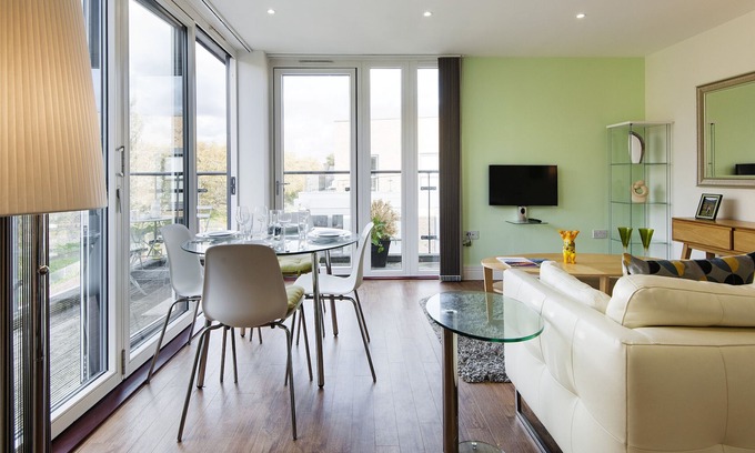 Bow West Apartment | Panoramic Victoria Park Home close to Stratford by UnderTheDoormat