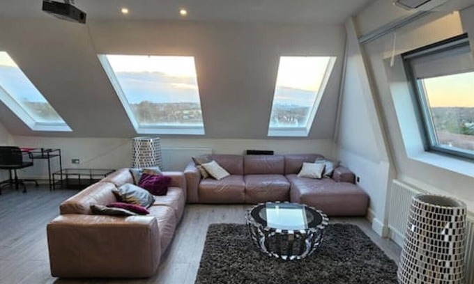 Golders Green Apartment | Panoramic View flat in central location