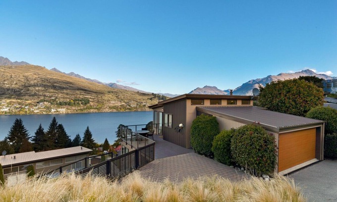 Queenstown Apartment | Panoramic View (Lake Views)
