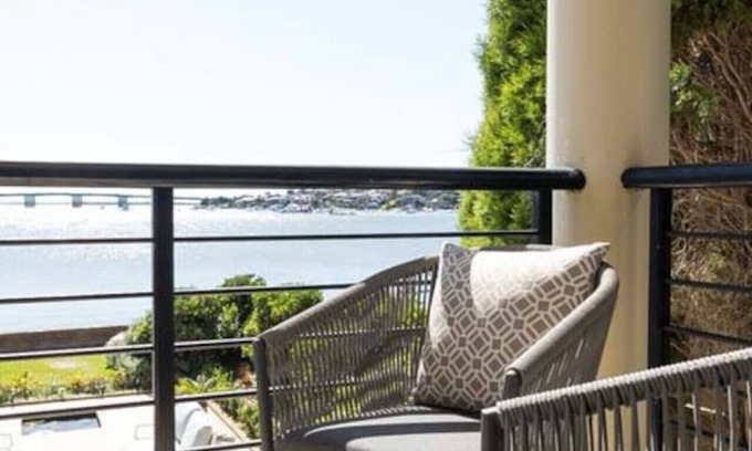 Sylvania Waters House | Panoramic views, 5-bedroom waterfront
