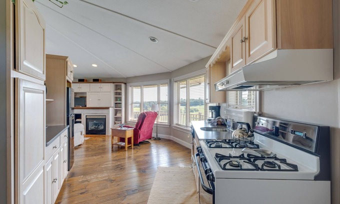 Millersburg Apartment | Panoramic Views: Hillside Millersburg Studio