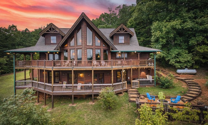 Blue Ridge Cabin | Panoramic Views~ Jacuzzi ~ Game Room ~ Firepit Table ~ Big Kitchen ~SkyHighLodge
