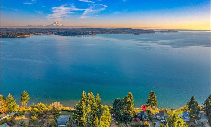 Burley House | Panoramic views of Mount Rainier and Henderson Bay