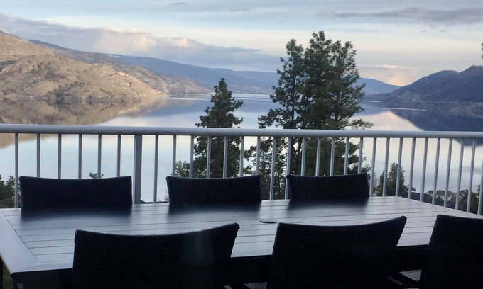 Central Okanagan House | Panoramic views of Okanagan Lake! Spacious home; up to 12 guests! Chef's kitchen