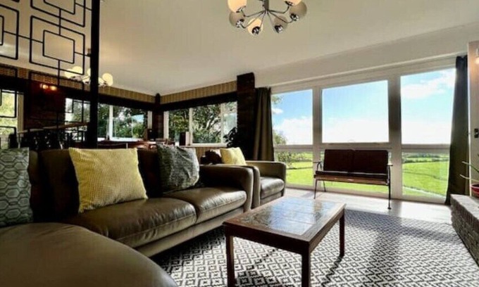 Llanfair House | Pant Golau - The Seventies House