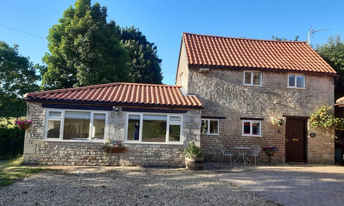 Castle Bytham Cottage | Pantiles Cottage in Rutland, the heart of England. Self catering, sleeps 4.