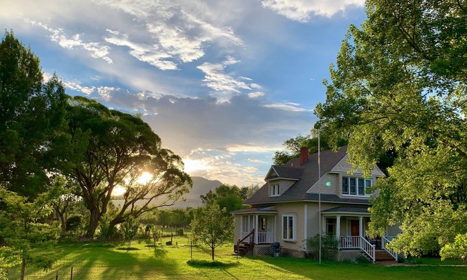 Paonia House | Paonia Victorian Farmhouse - Country Setting, Walk to Town.