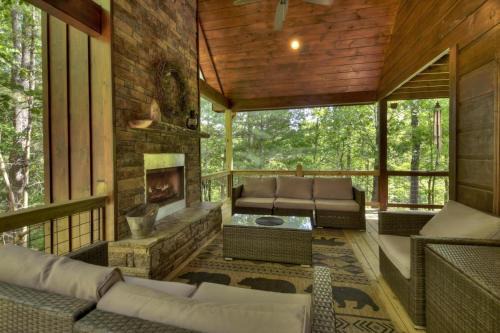 Cherry Log House | Papa Bear Lodge