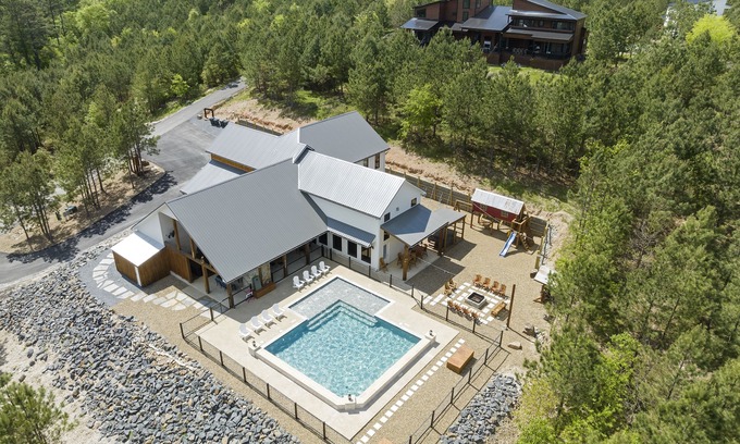 Broken Bow Cabin | Papa Casa- 7bd with Pool and 2 Hot tubs