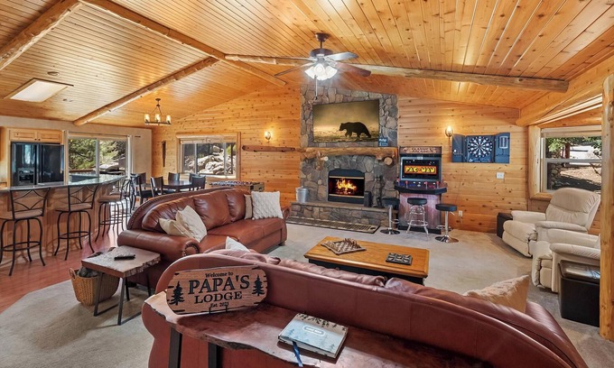 Eagle Mountain Estates Cabin | Papas's Lodge By Destination Big Bear:Pet Friendly! Close to the Lake! Central A/C! 2 En-Suite Bedrooms! Hot Tub!