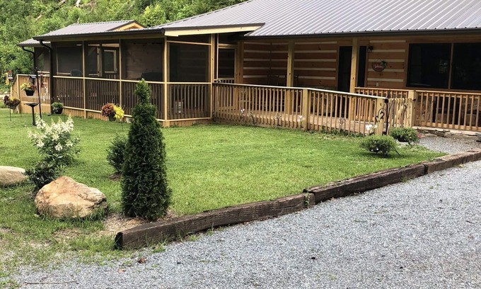 Bryson City House | Papaws Creekside Cabin is Handicap accessible. Starlink Internet