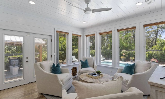 Gulfview Heights House | Pappou's Paradise by Avantstay | Private Pool, Steps to Beach | Sleeps 15