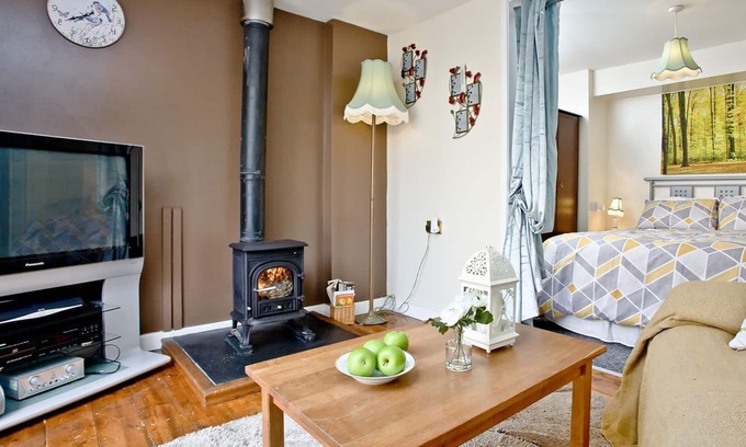 Par Cottage | Par Sands Studio is a beautiful detached studio apartment located in the heart of Par and only momen