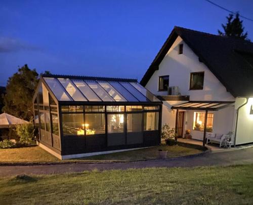 Burgbrohl Apartment | Paradies in der Vulkaneifel - Panorama-Blick und Wintergarten für jedes Wetter