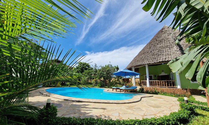Galu House | Paradiesische Villa Maisha Mazuri mit Pool. Terrasse und Personal