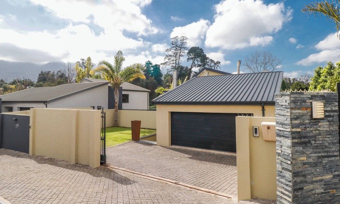 George House | Paradise at home spacious 3-bedroom house with swimming pool in George