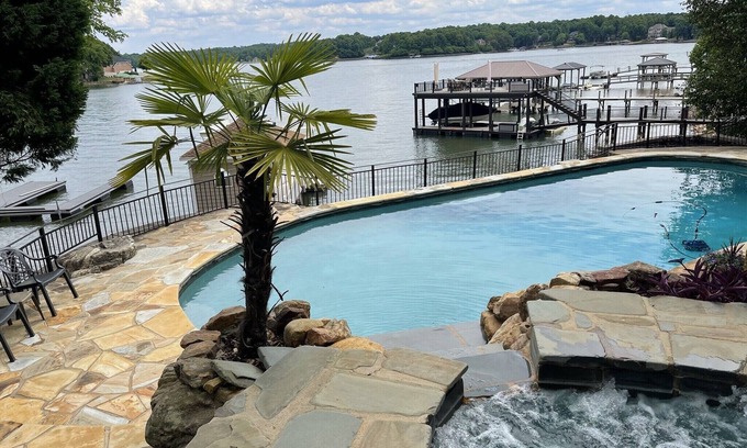Lake Norman of Catawba House | PARADISE AT THE LAKE-Pool & Optional Boat Rental. Great for families! Generator