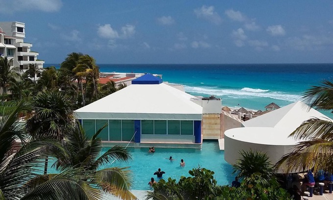 Zona Hotelera Condo | PARADISE AWAITS YOU !