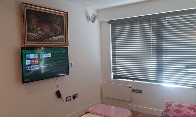 Bracknell Apartment | PARADISE - AWAY - FROM - HOME.n6 minutes walk to the train and bus station, etc.