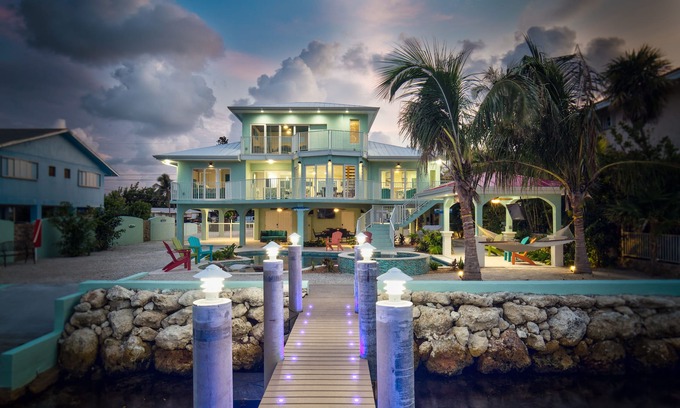 Marathon House | Paradise Bay - 4 Bedrooms [with 2 Master Suites] & 4 Bathrooms - sleeps 10