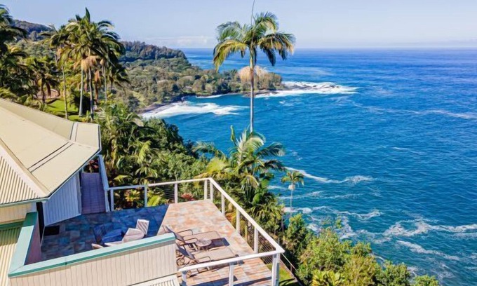 Laupahoehoe House | Paradise Bluff: Cliffside Home w/Gorgeous Ocean Views and Tropical Garden
